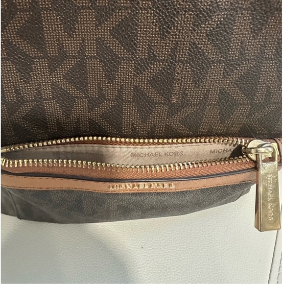 Michael Michael Kors
MORGAN MESSENGER IN SIGNATURE PRINT - Picture 5 of 13